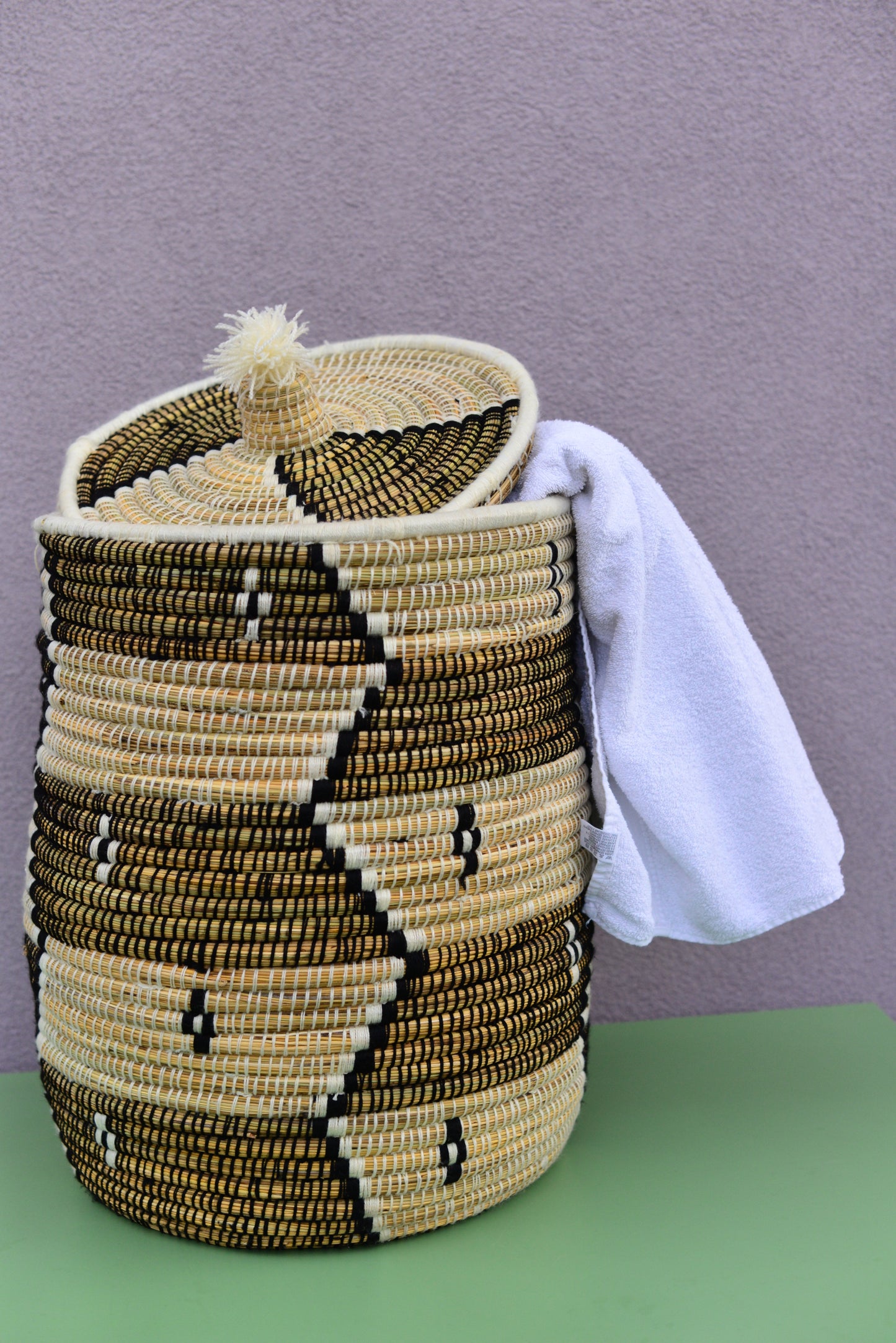 Panier à linge noir/blanc avec couvercle