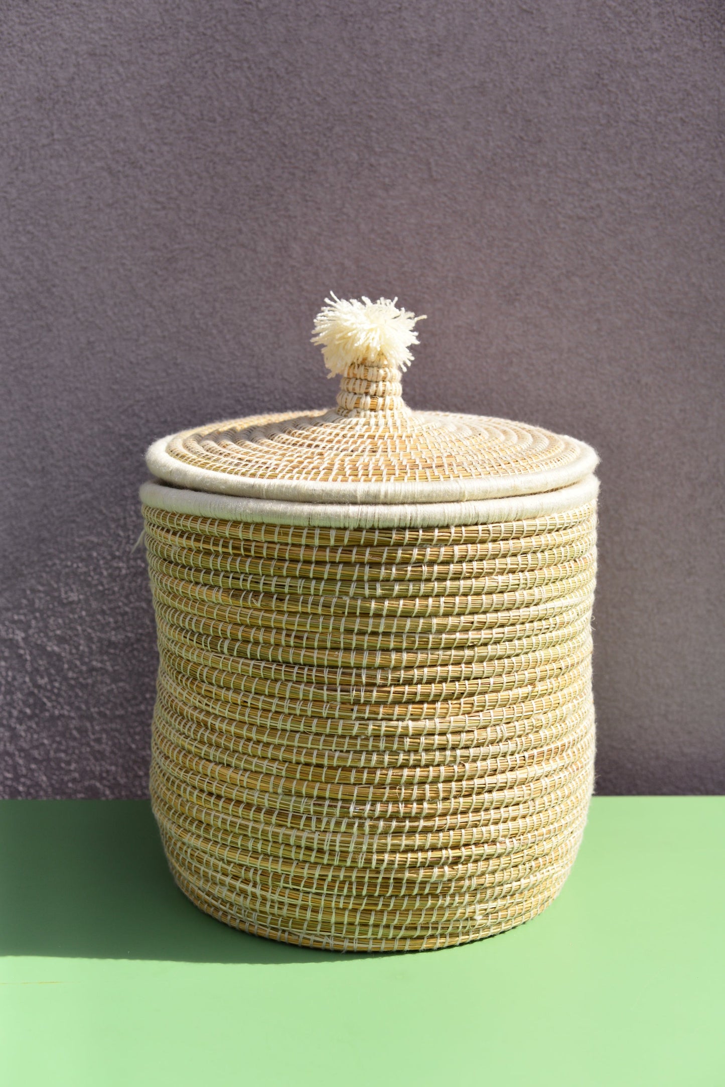 Panier à linge en jonc tressé, gros plan sur la fibre naturelle