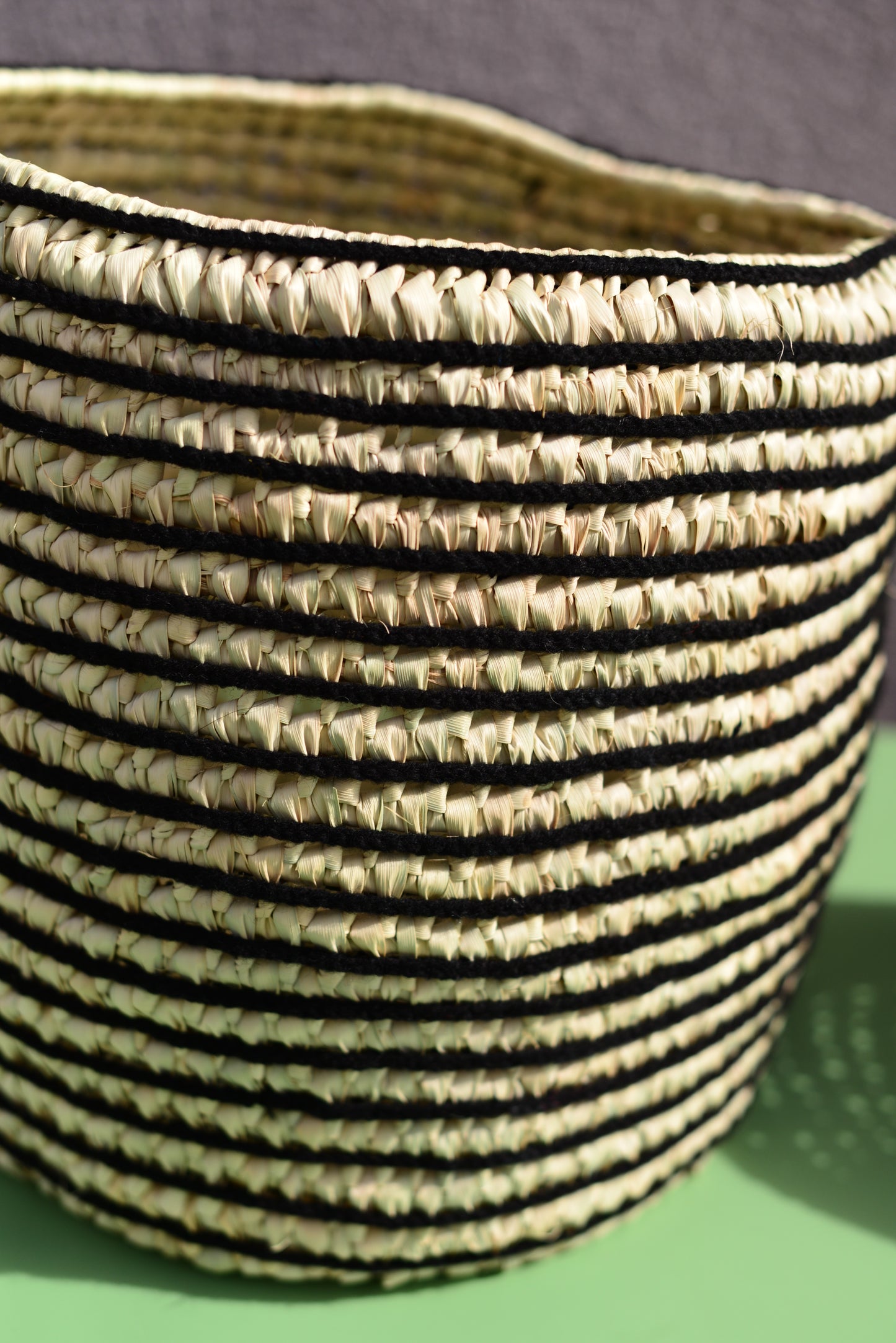 Cache-pot en palmier et en laine noire 16,5 cm