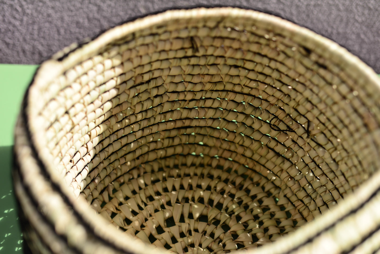 Cache-pot en palmier et laine noire 26 cm