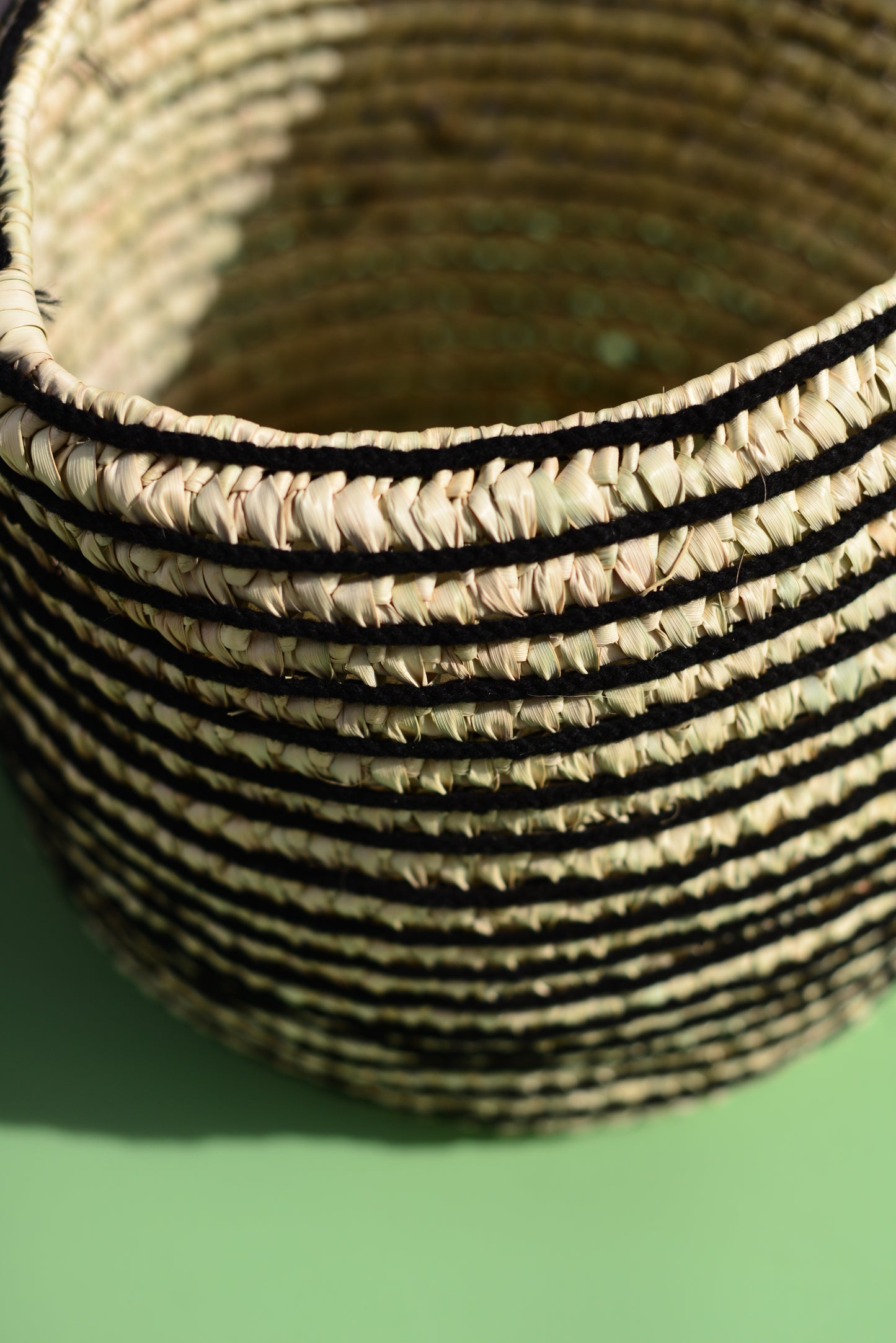 Cache-pot en palmier et en laine noire 16,5 cm