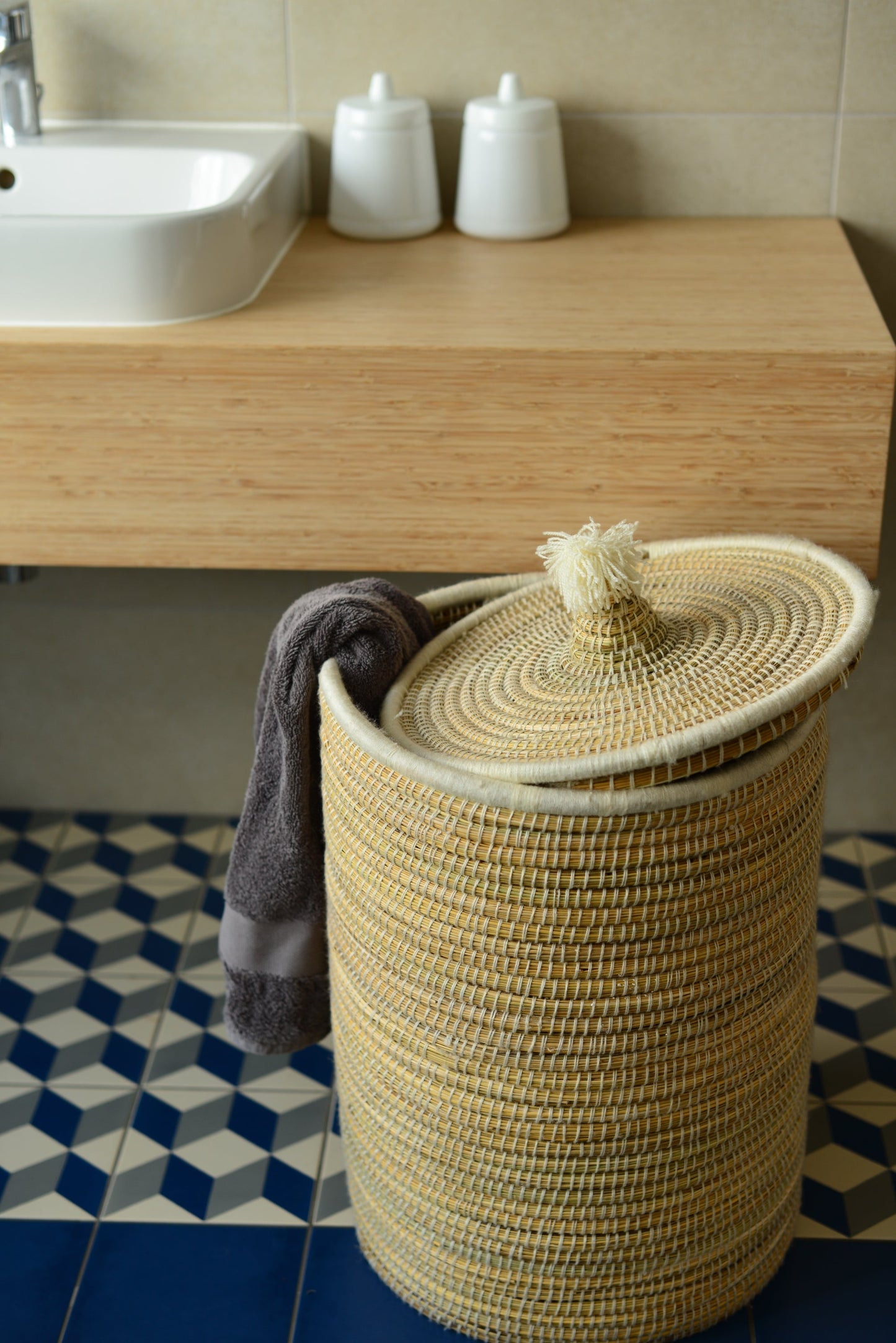 Panier à linge en jonc tressé, gros plan sur la fibre naturelle