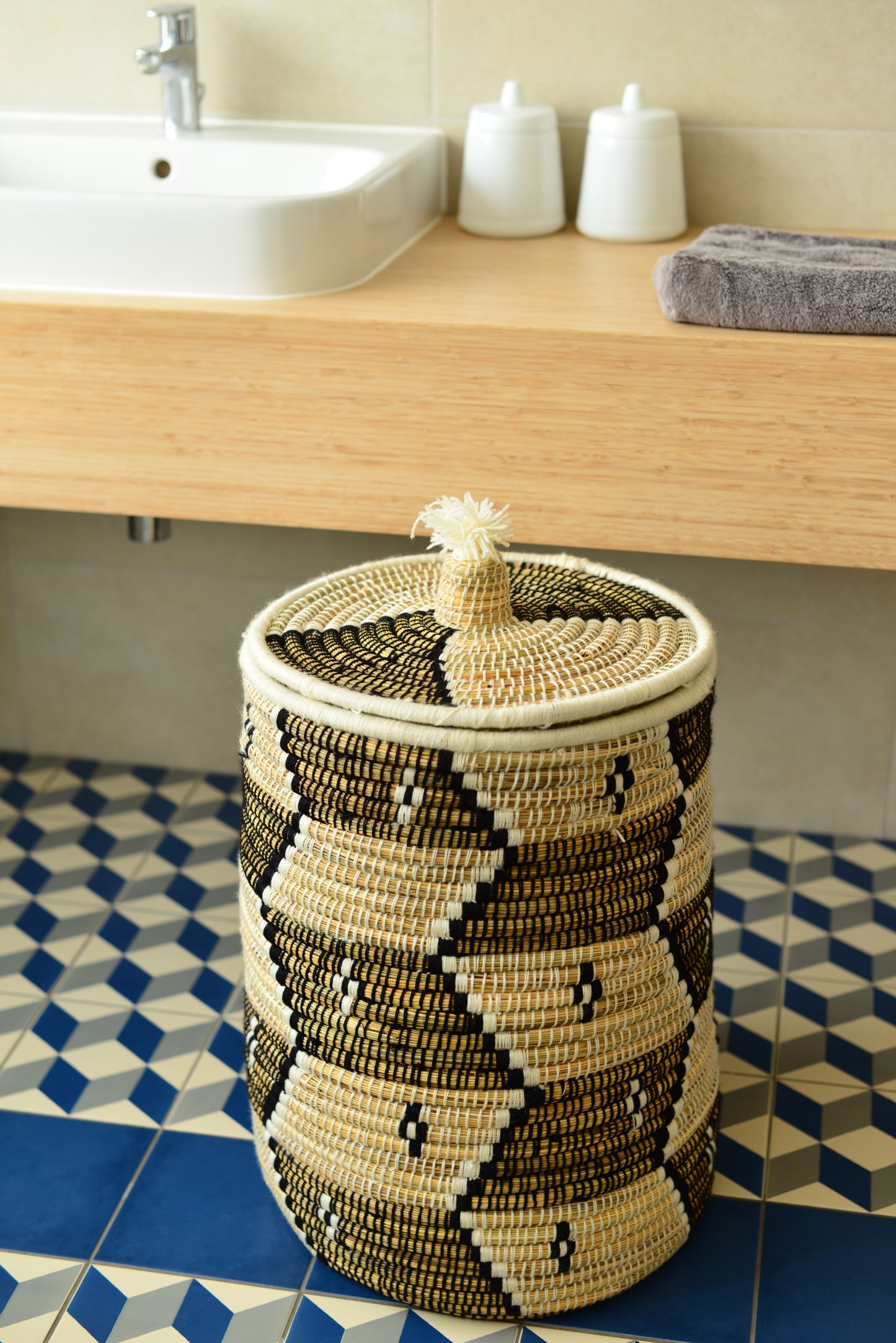 Panier à linge noir/blanc avec couvercle