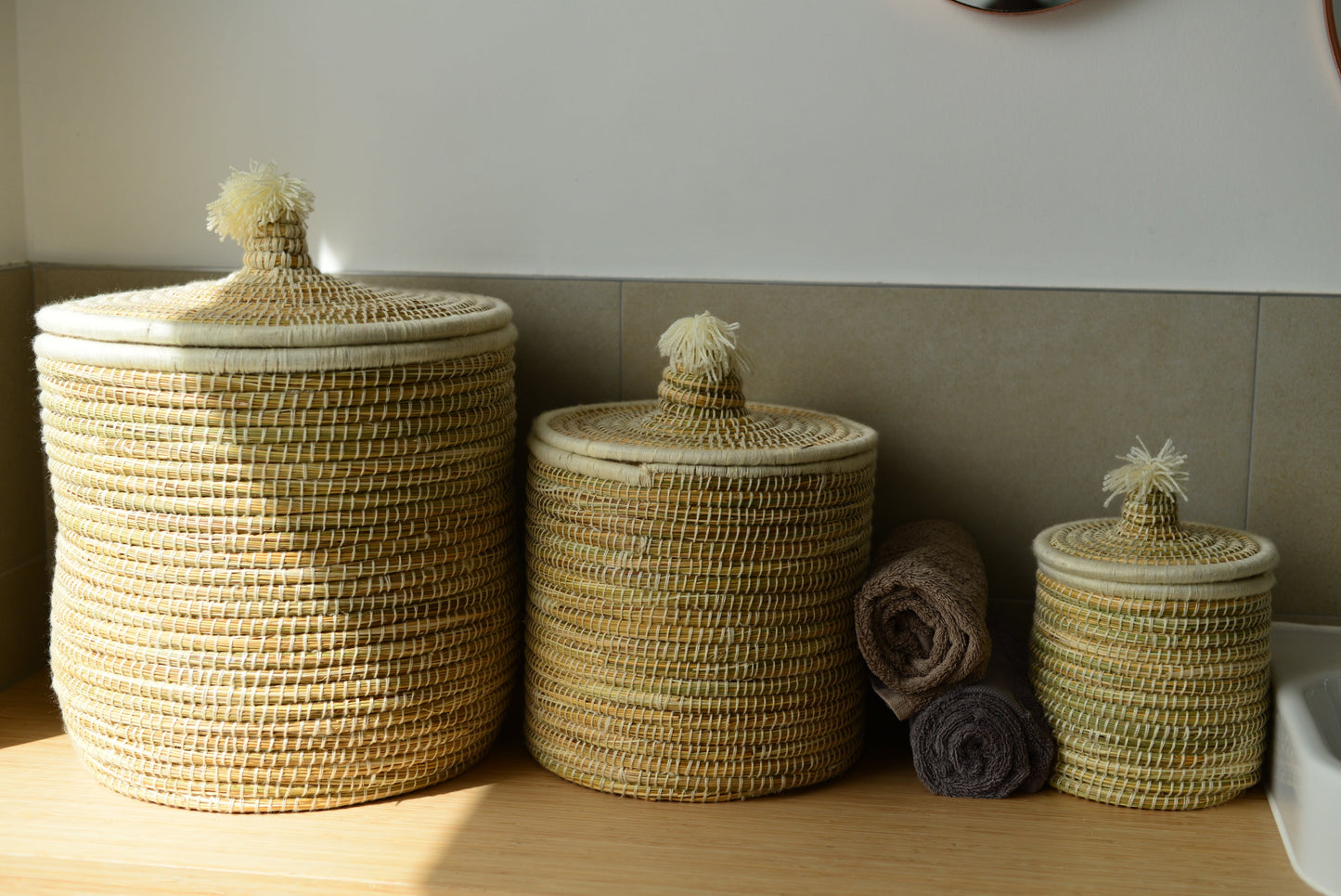 Panier en jonc tressé, gros plan sur la fibre naturelle