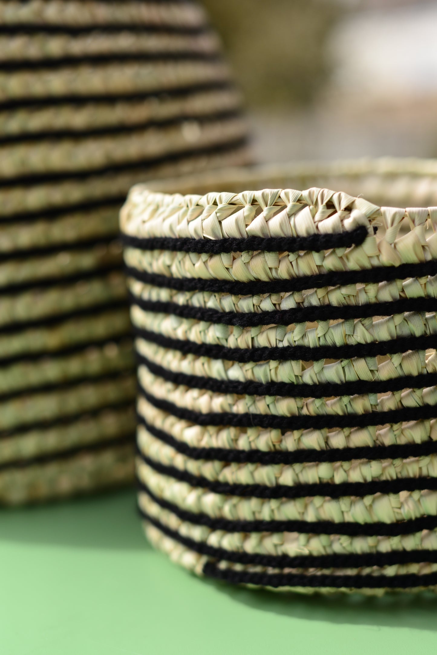 Cache-pot en palmier et en laine noire 16,5 cm