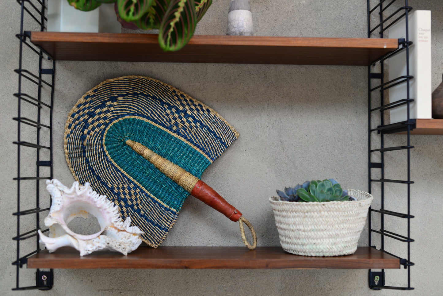 Eventail en jonc tressé coloré, artisanat marocain fait main
