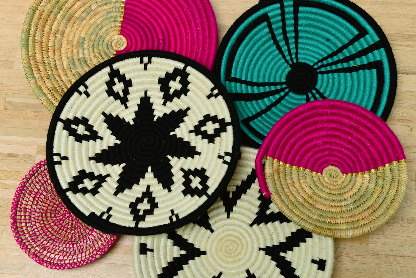 Corbeille TBEG blanc et noir accrochée au mur en décoration ethnique