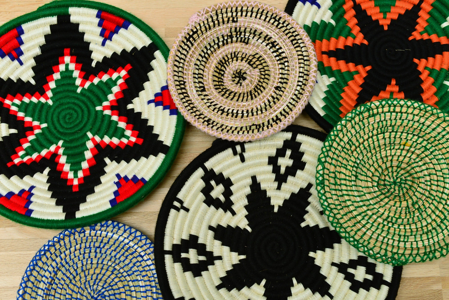 Détail des motifs blanc et noir sur corbeille TBEG