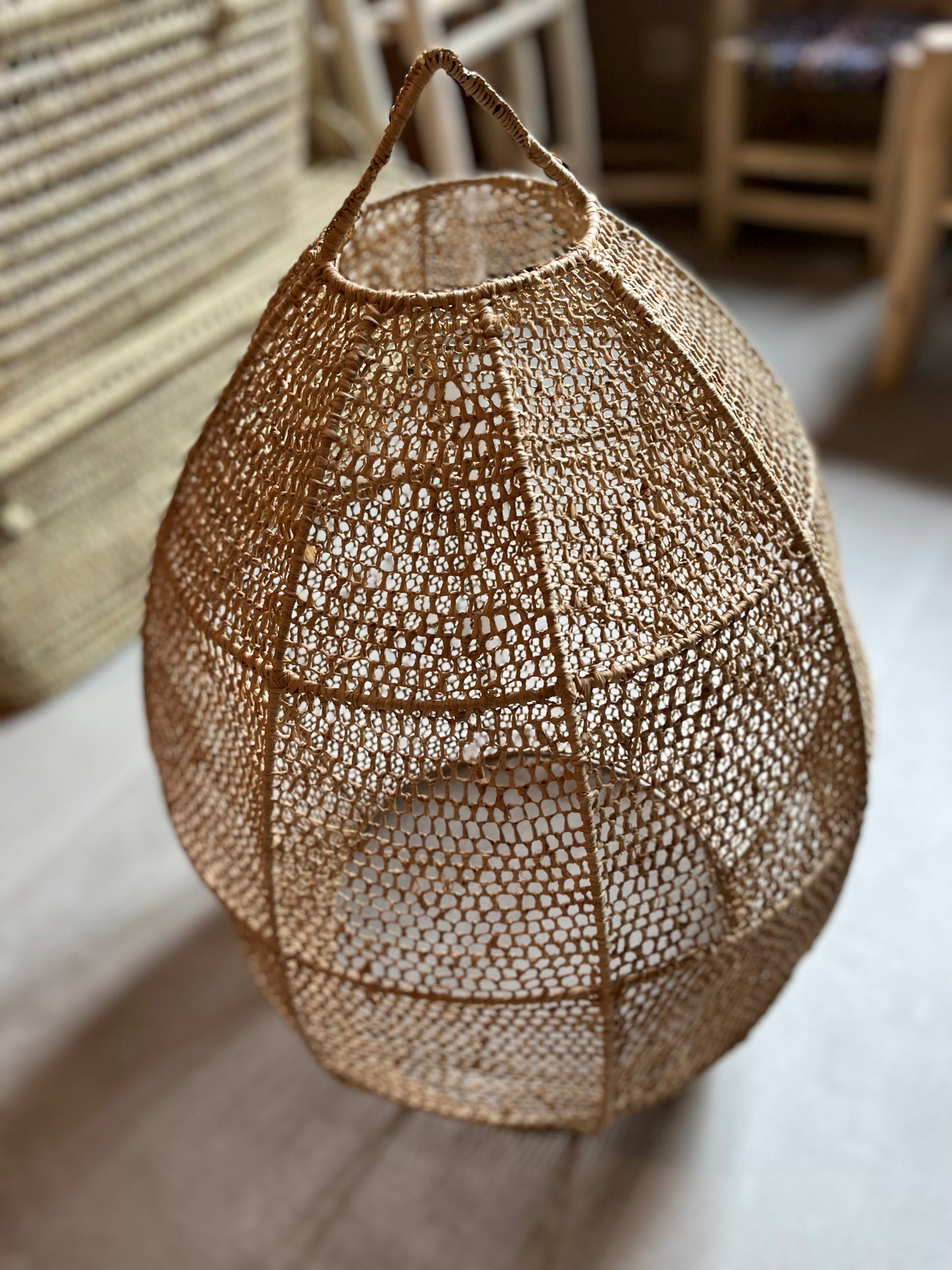 Abat-jour suspension en raphia tressé 65 cm forme poire, artisanat marocain