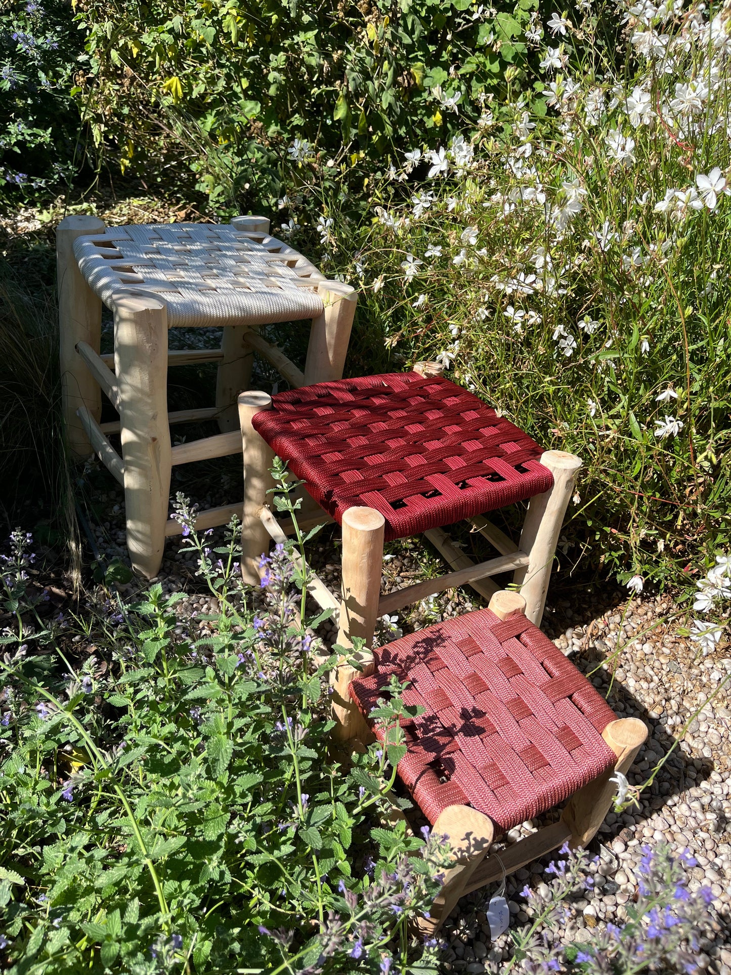 Tabouret en coton macramé bordeaux, vue de profil