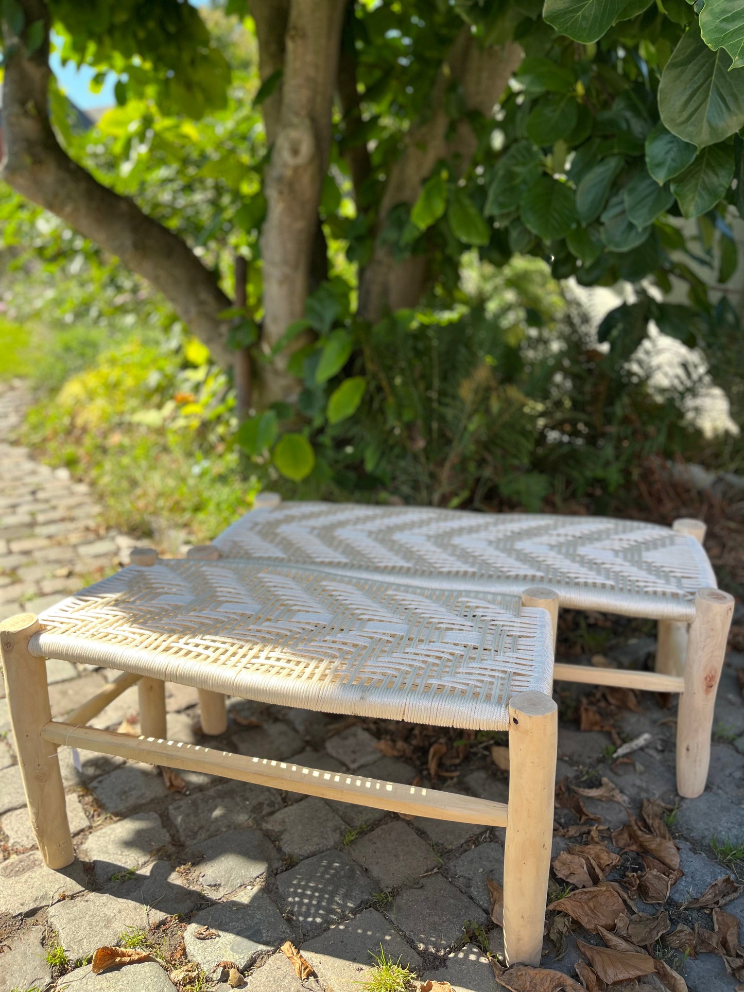 Banc en coton macramé blanc fait main, vue de profil