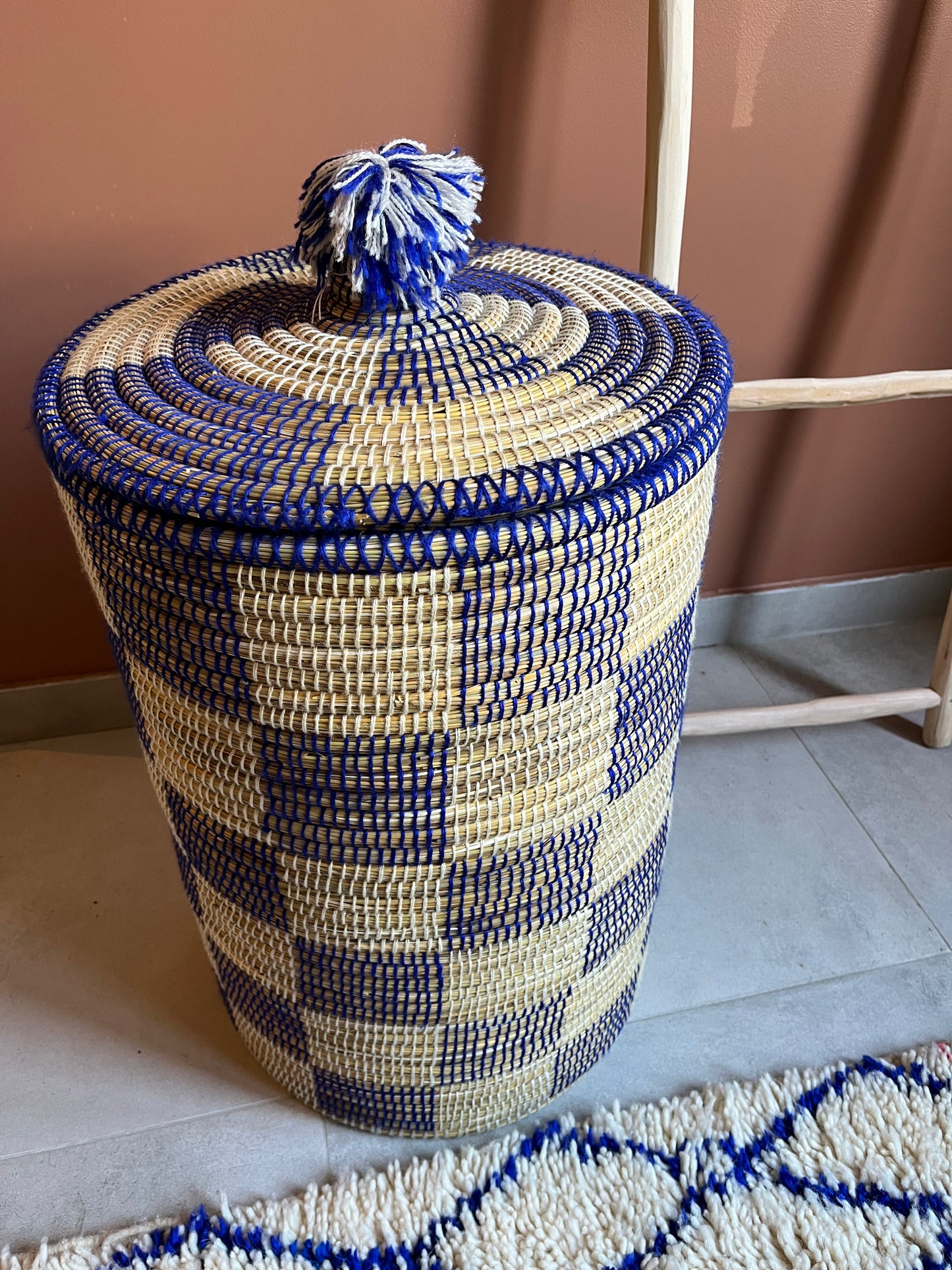 Panier à linge coloré avec couvercle