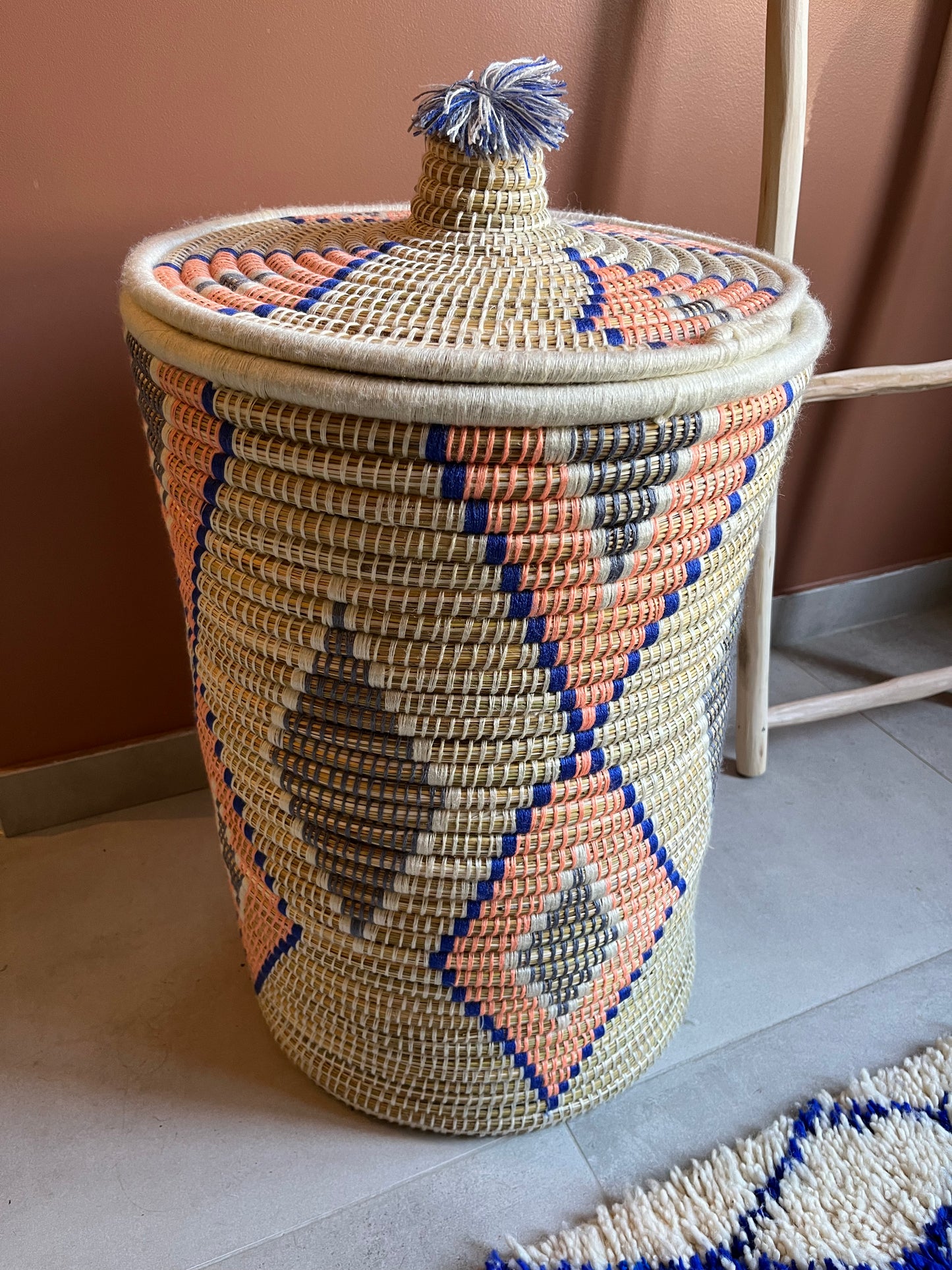 Panier à linge coloré avec couvercle
