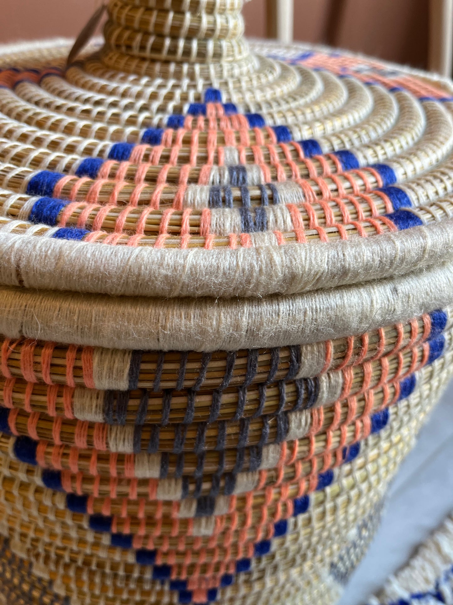 Panier à linge coloré avec couvercle