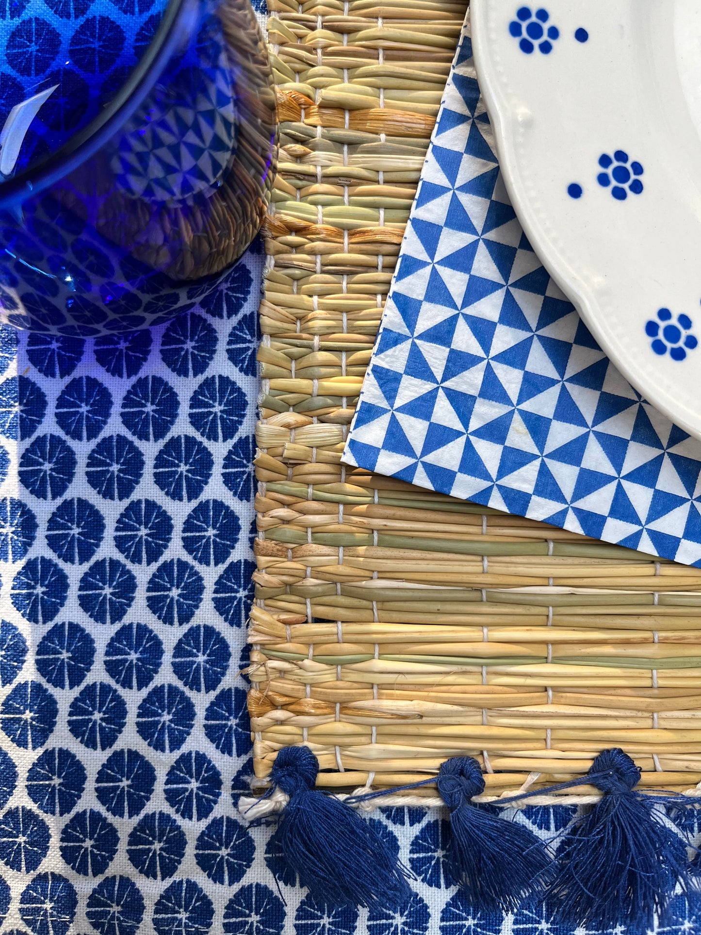 Set de table à pompons bleus 30x40 cm, gros plan
