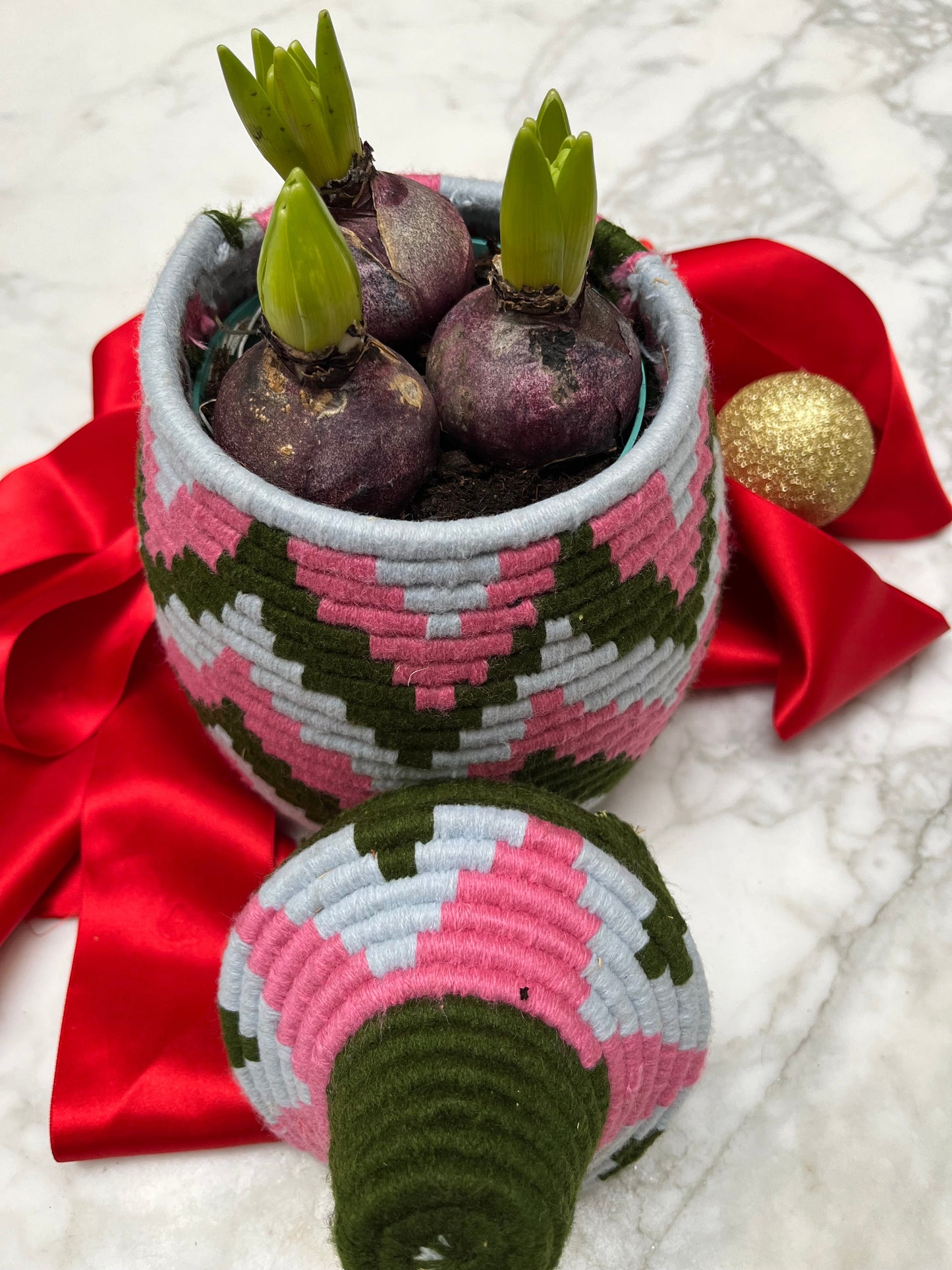 Boîte berbère colorée sur une étagère, décoration marocaine