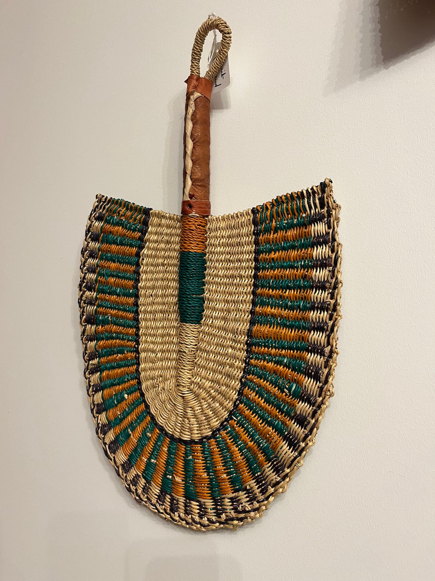 Eventail en jonc tressé coloré, artisanat marocain fait main