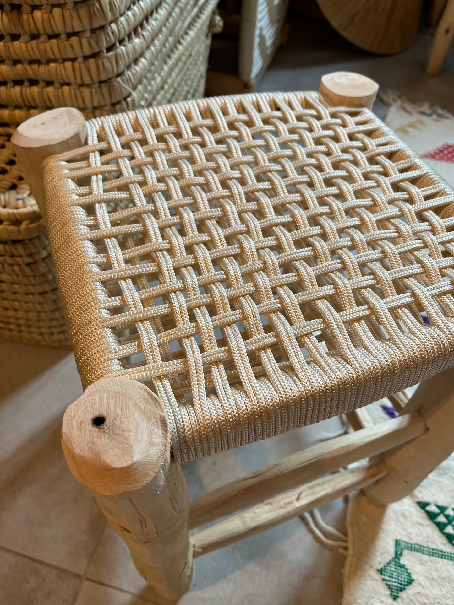 Tabouret macramé blanc, vue de profil