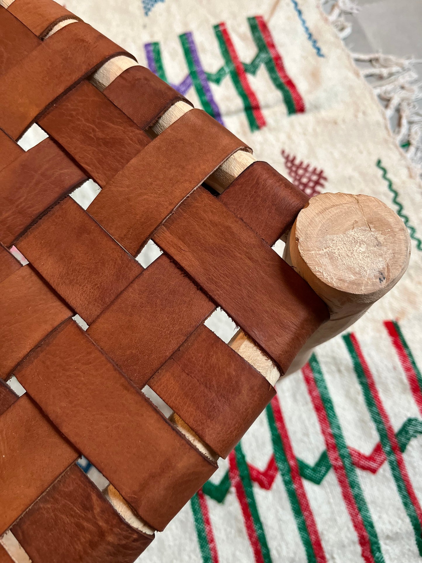 Banc en cuir et bois d'eucalyptus dans une ambiance déco ethnique