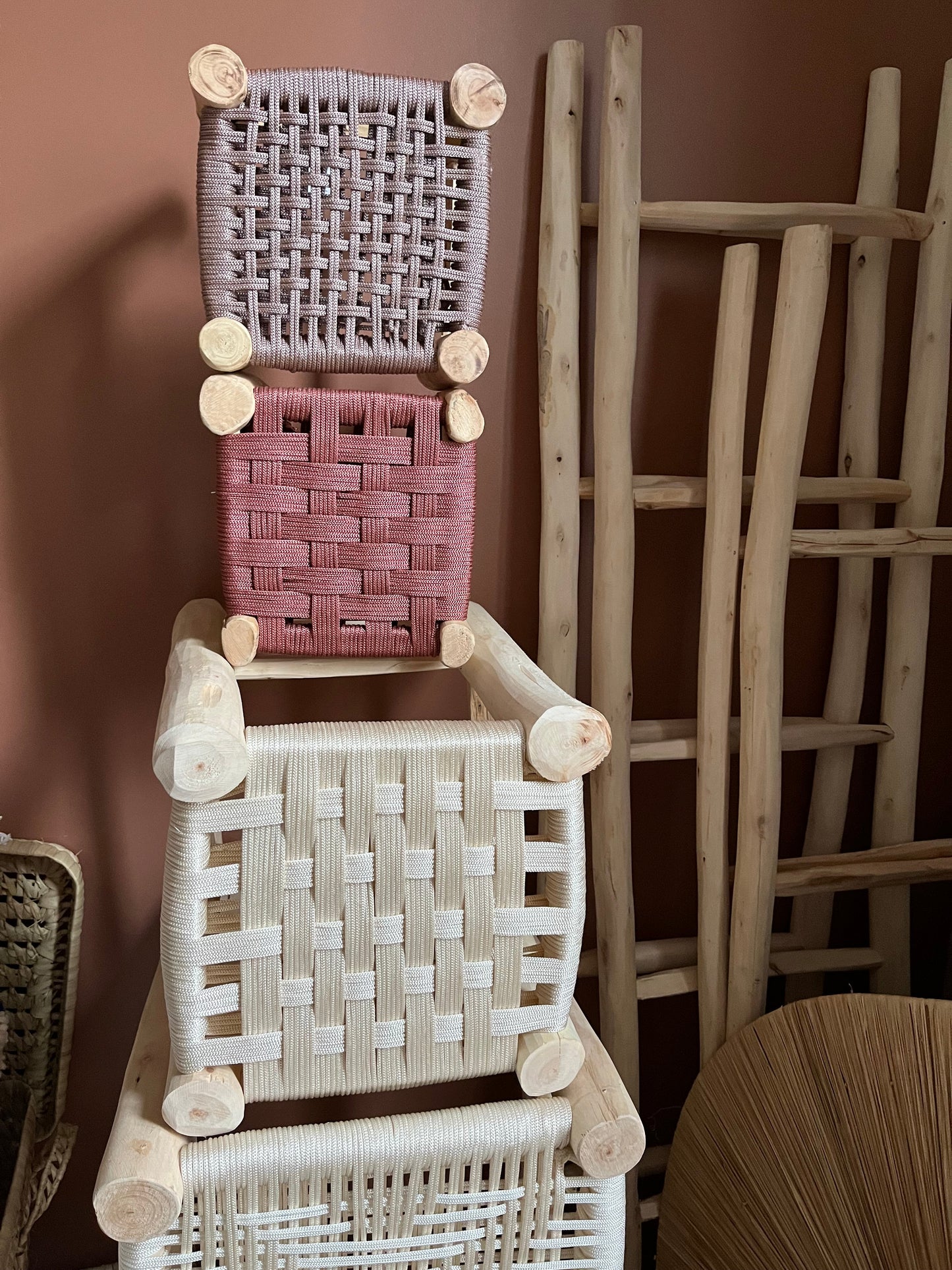Tabouret en coton macramé vieux rose, vue de profil