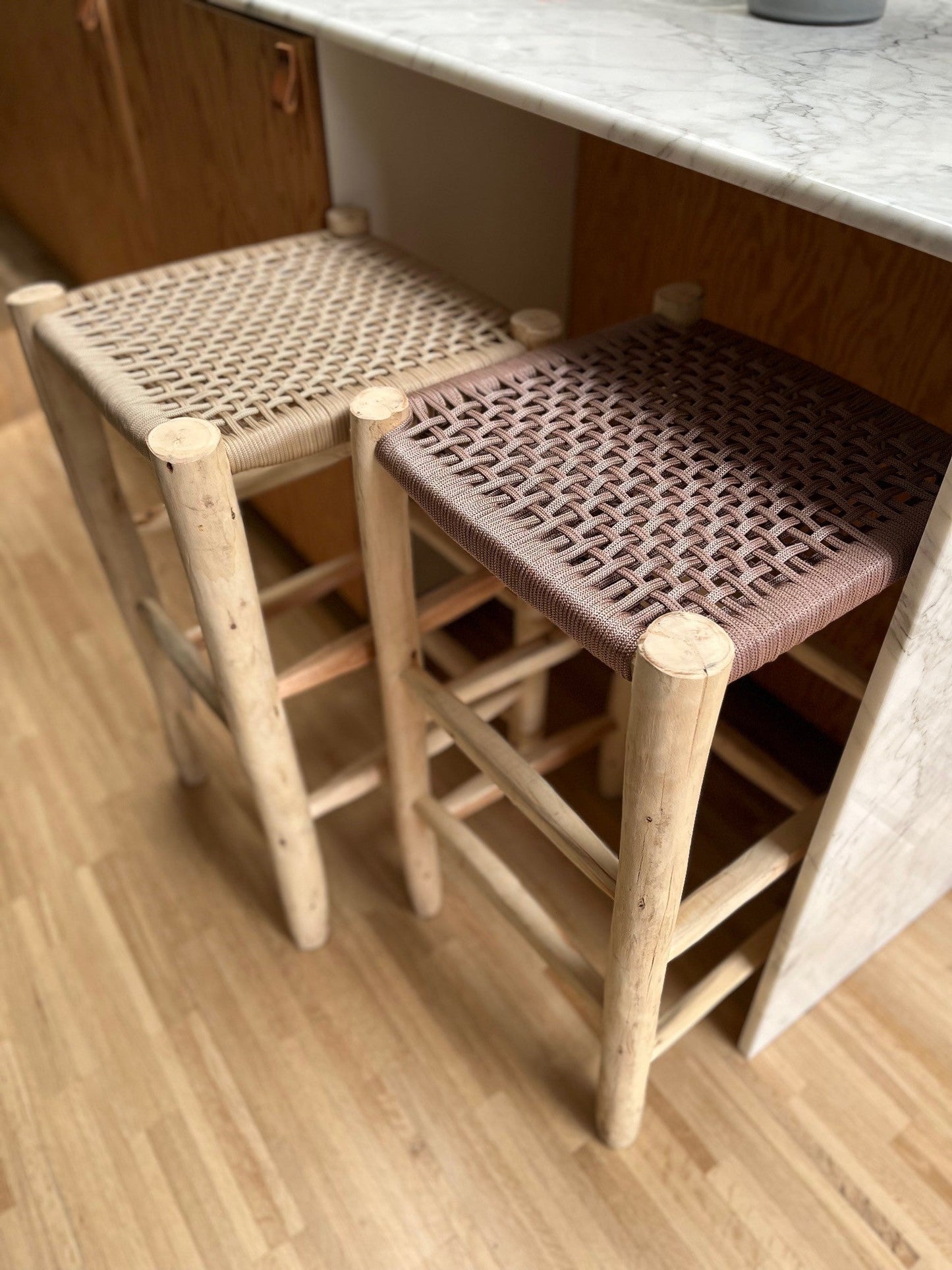 Tabouret de bar vieux rose, vue de face haute