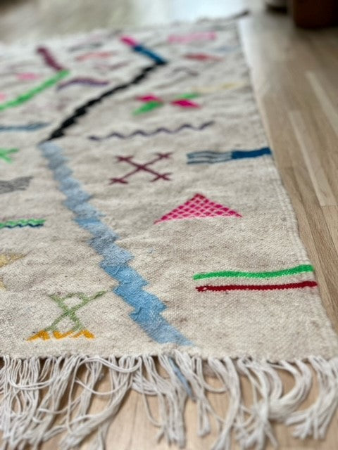 Tapis à motifs berbères dans un intérieur décoratif