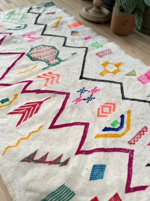 Tapis à motifs berbères dans un intérieur décoratif