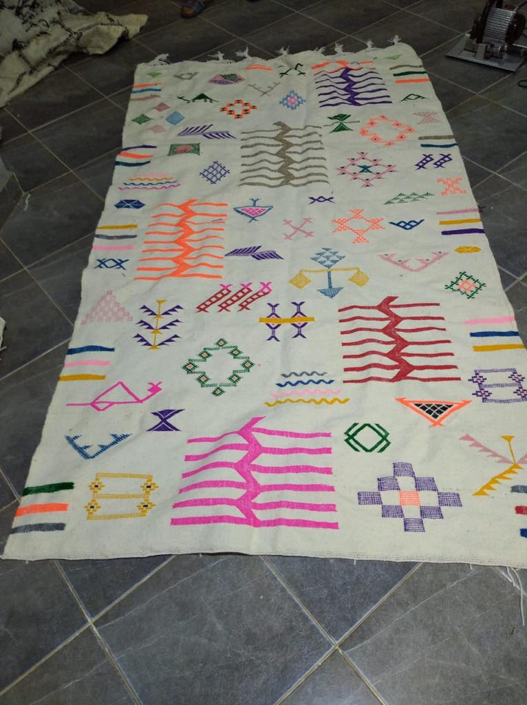 Tapis berbère en laine 150/240 cm à motifs colorés, fait main au Maroc