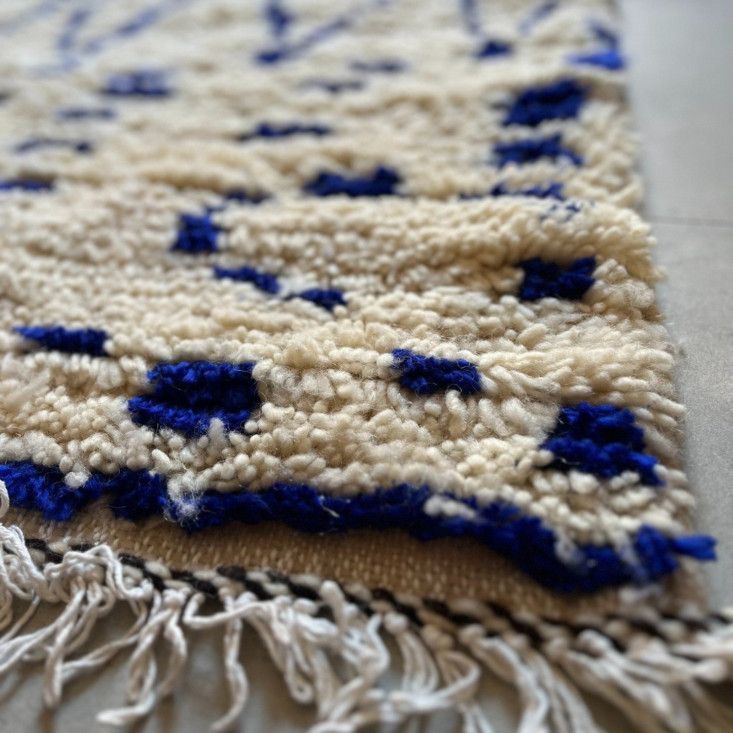 Texture douce du tapis berbère bleu et blanc cassé