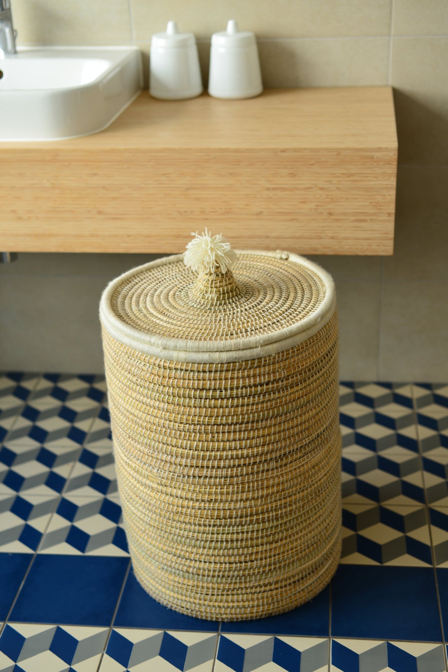 Détail du tressage naturel du panier à linge
