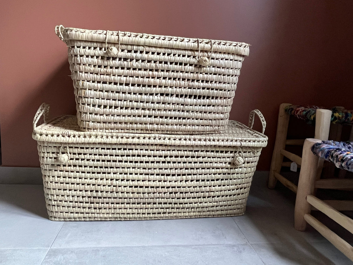Détail du tressage en palmier du panier à linge