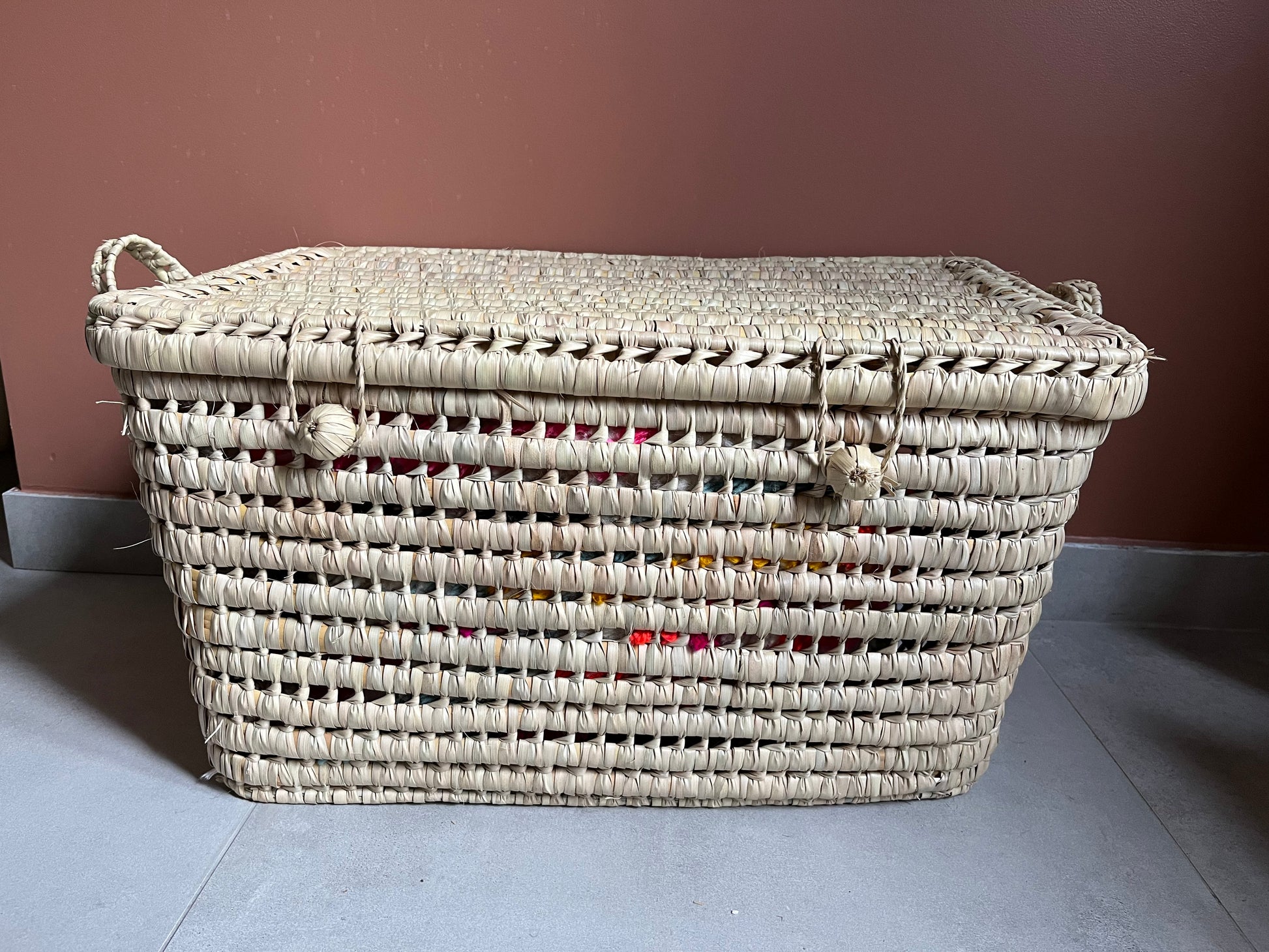 Panier à linge rectangulaire 60 cm en palmier tressé, artisanat marocain