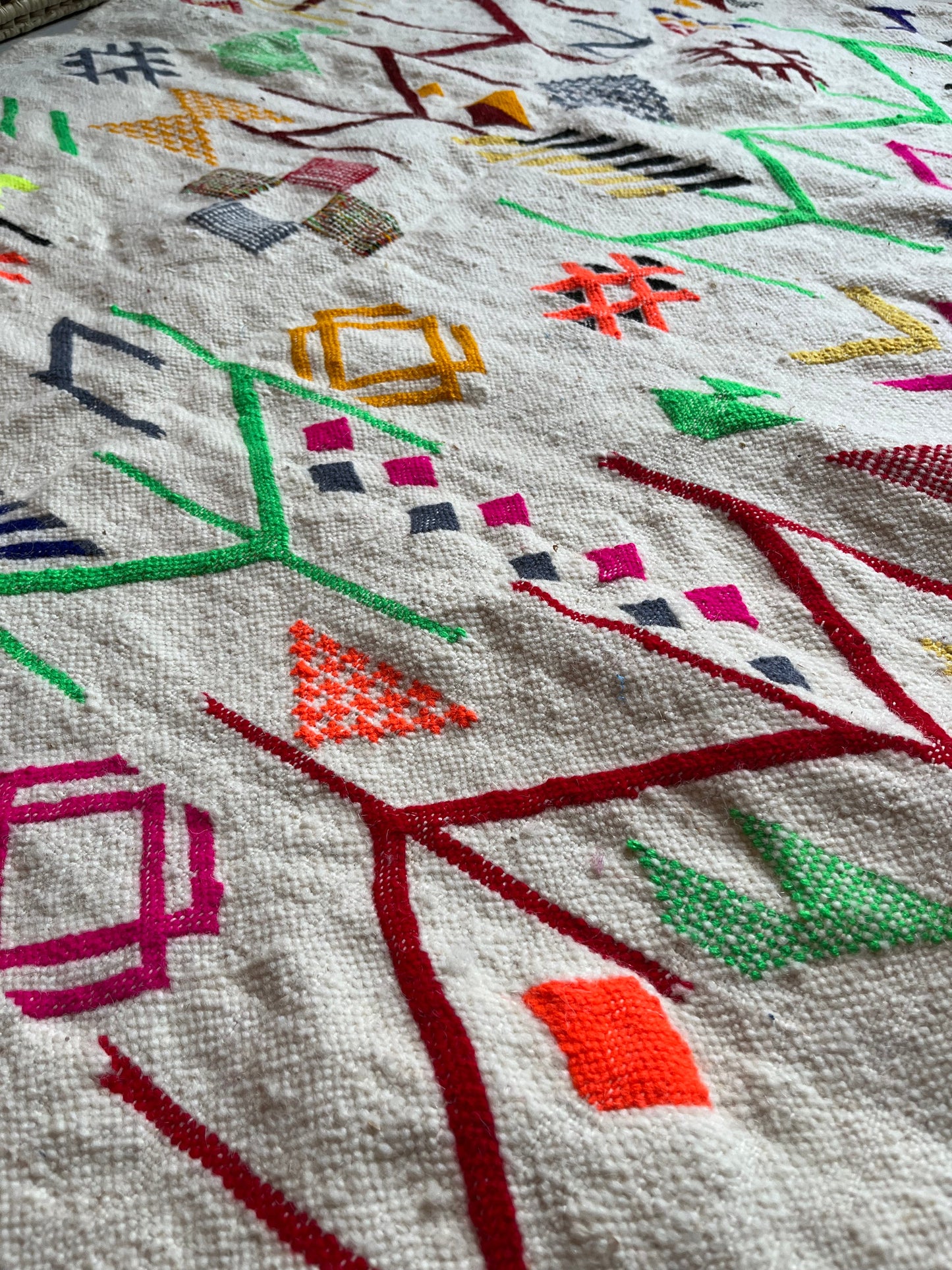 Tapis berbère marocain en laine, texture et couleurs vives