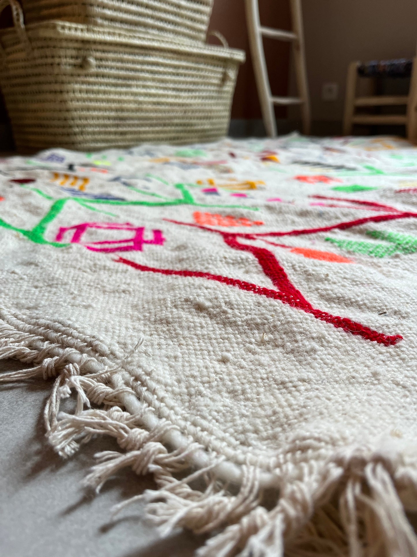 Tapis à motifs berbères posé au sol, vue d'ensemble
