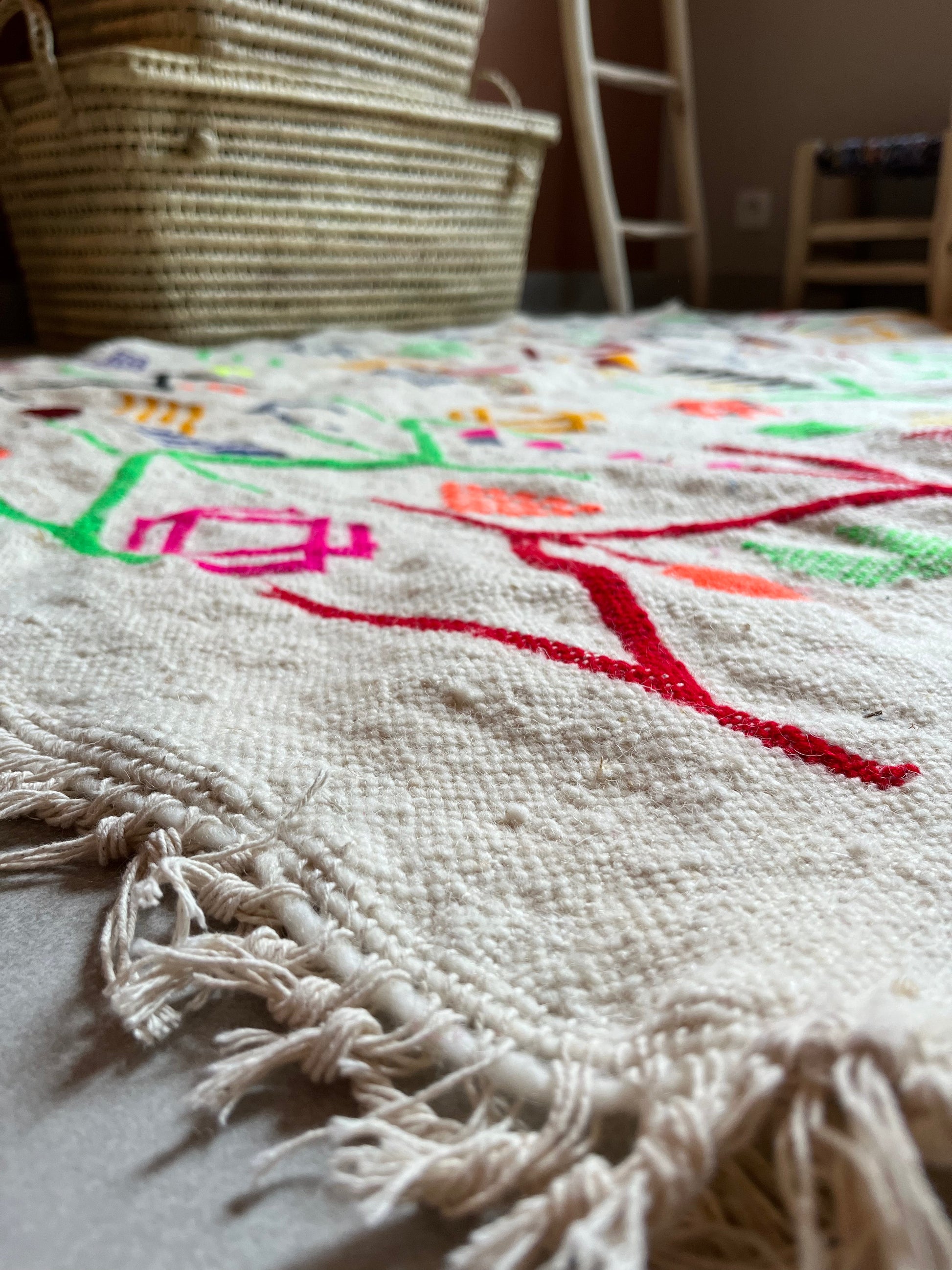 Tapis à motifs berbères posé au sol, vue d'ensemble