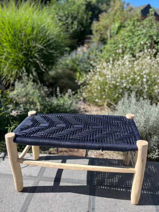 Banc en coton macramé bleu marine 80 cm et bois d'eucalyptus, artisanat marocain