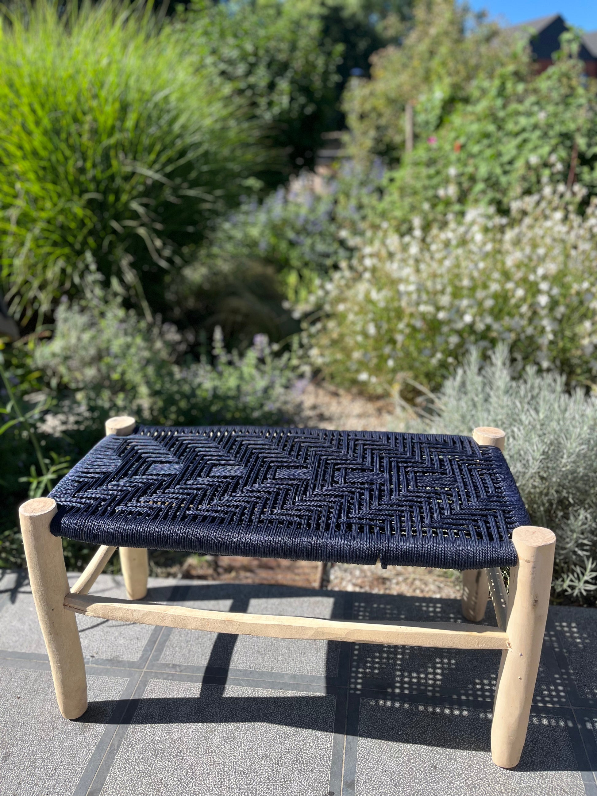 Banc en coton macramé bleu marine, vue de profil