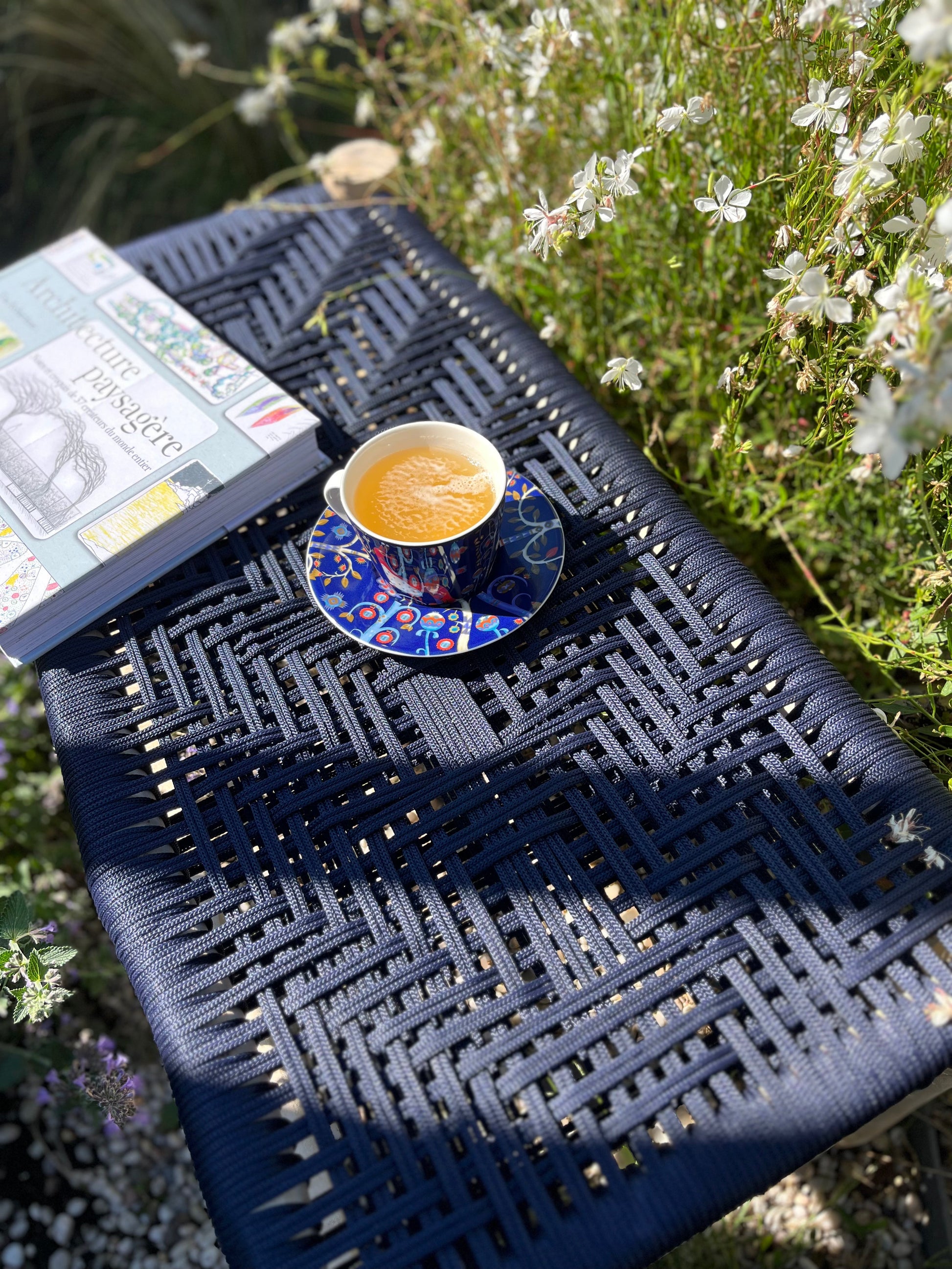 Banc en coton macramé bleu marine fait main, vue de profil