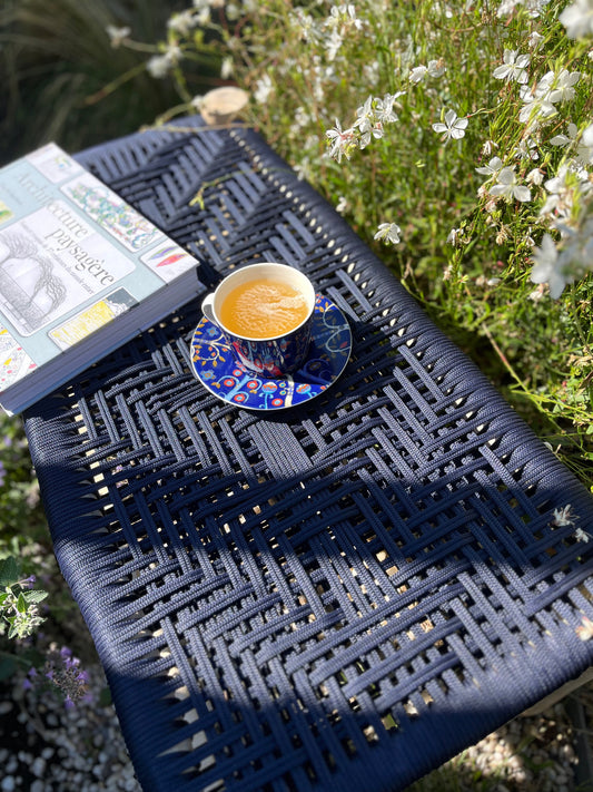 Banc en coton macramé bleu marine 100 cm et bois d'eucalyptus, fait main au Maroc