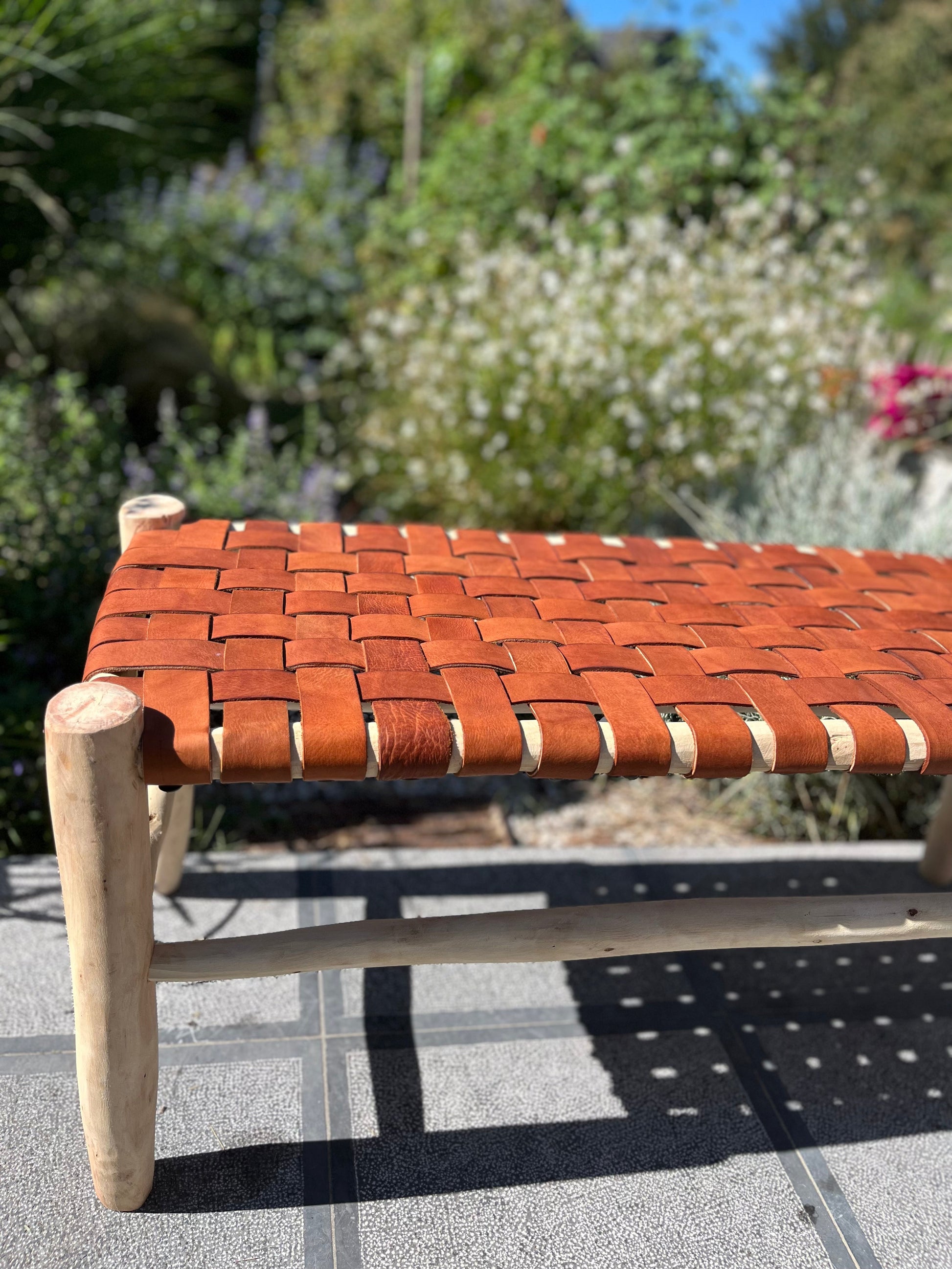 Détail du cuir tanné sur banc marocain fait main