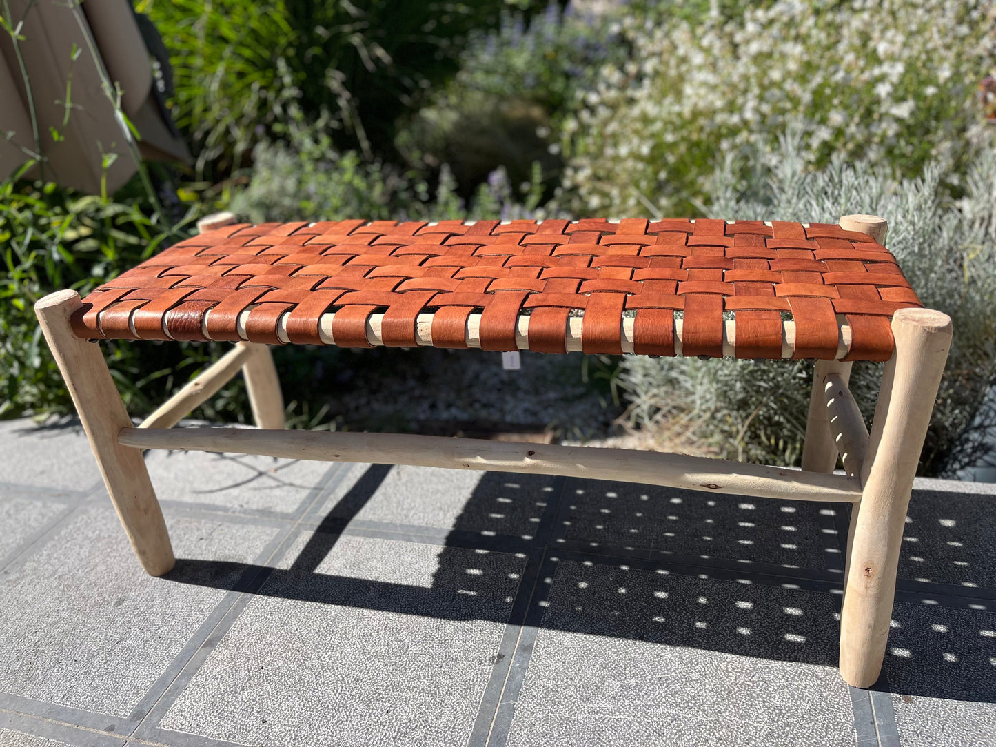 Banc artisanal en bois d'eucalyptus et cuir naturel 80 cm, fait main au Maroc