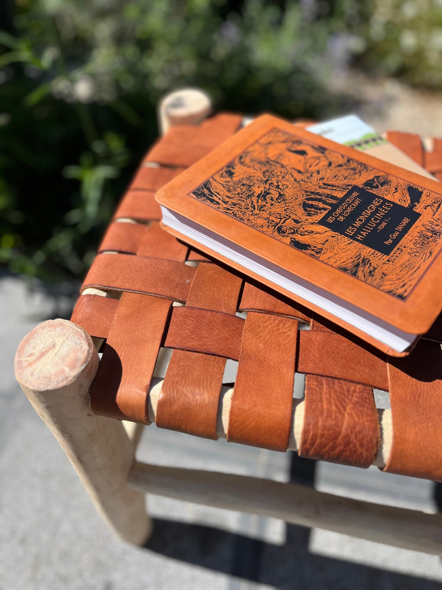 Banc en cuir naturel et bois d'eucalyptus, artisanat marocain, vue de profil