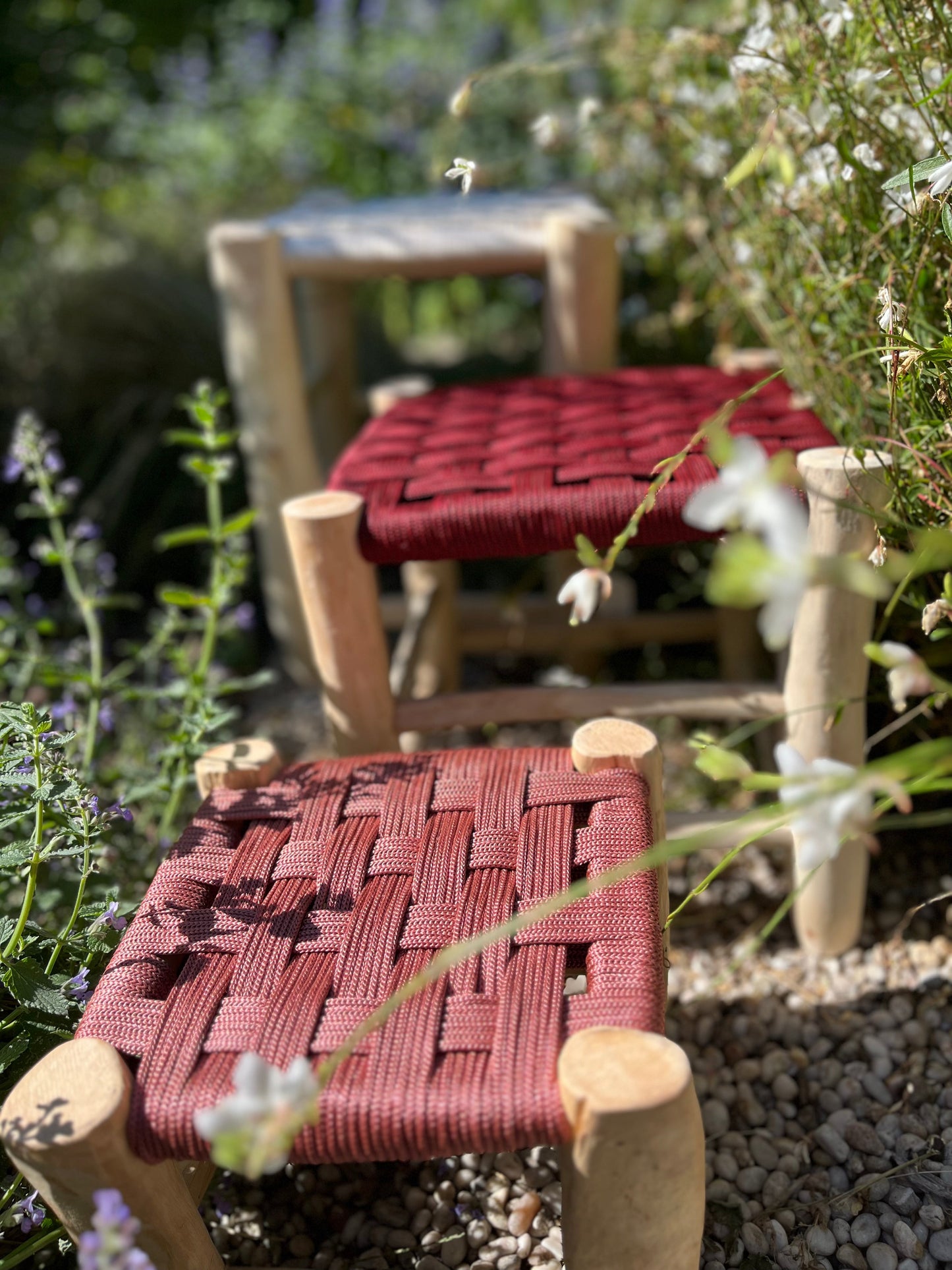 Tabouret macramé framboise, vue de profil