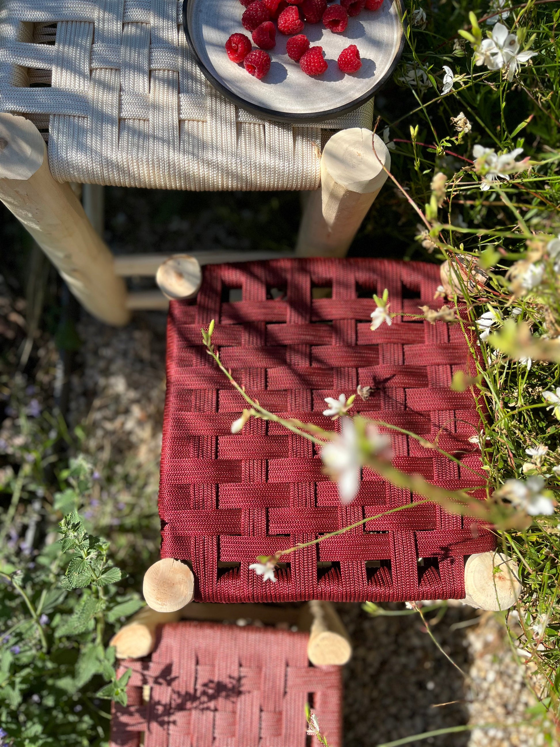 Détail du macramé bordeaux sur tabouret artisanal