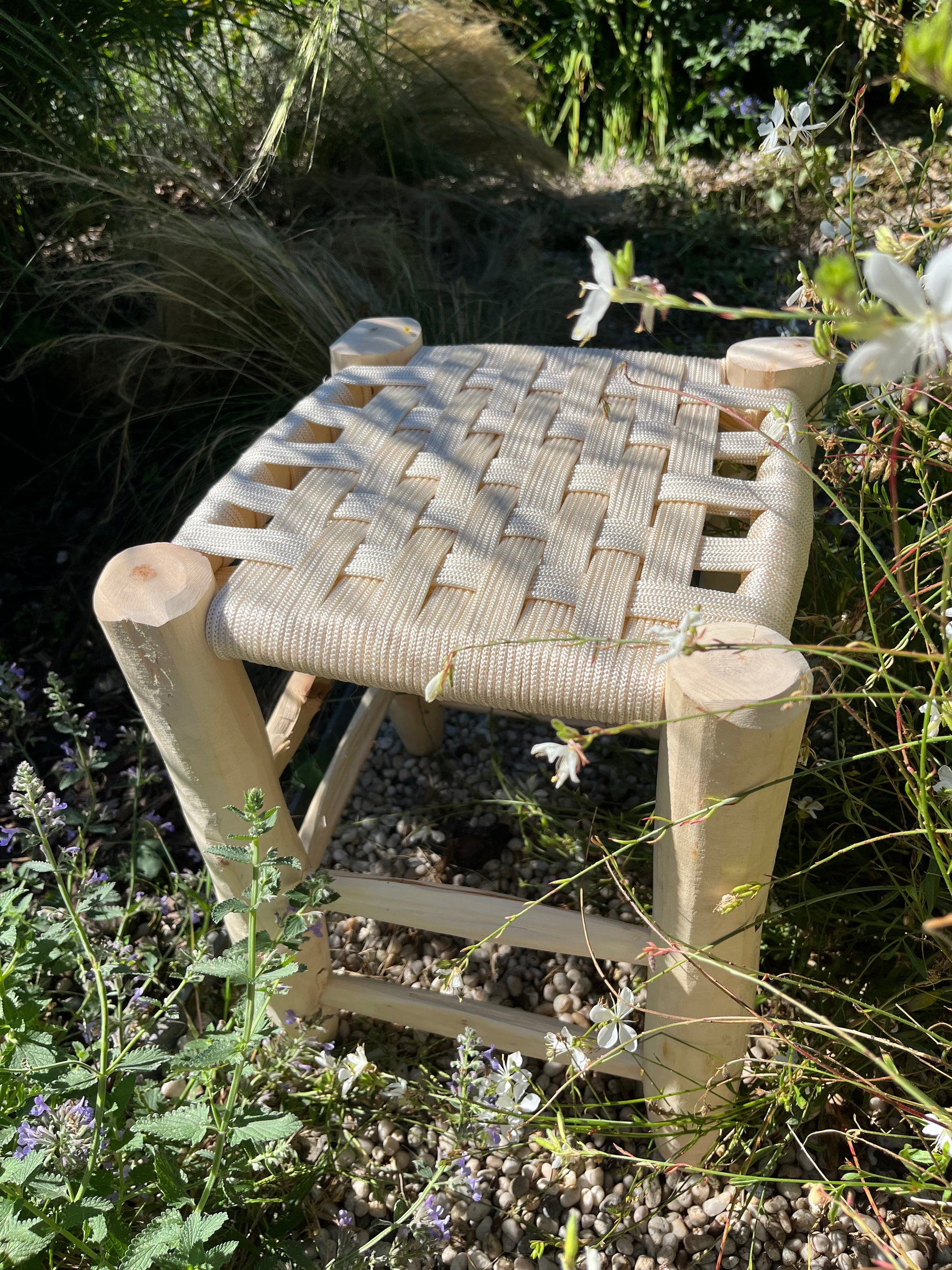 Tabouret en coton macramé blanc 40 cm et bois d'eucalyptus, artisanat marocain