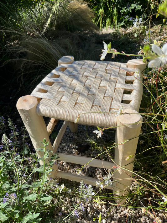 Tabouret en coton macramé blanc 40 cm et bois d'eucalyptus, artisanat marocain