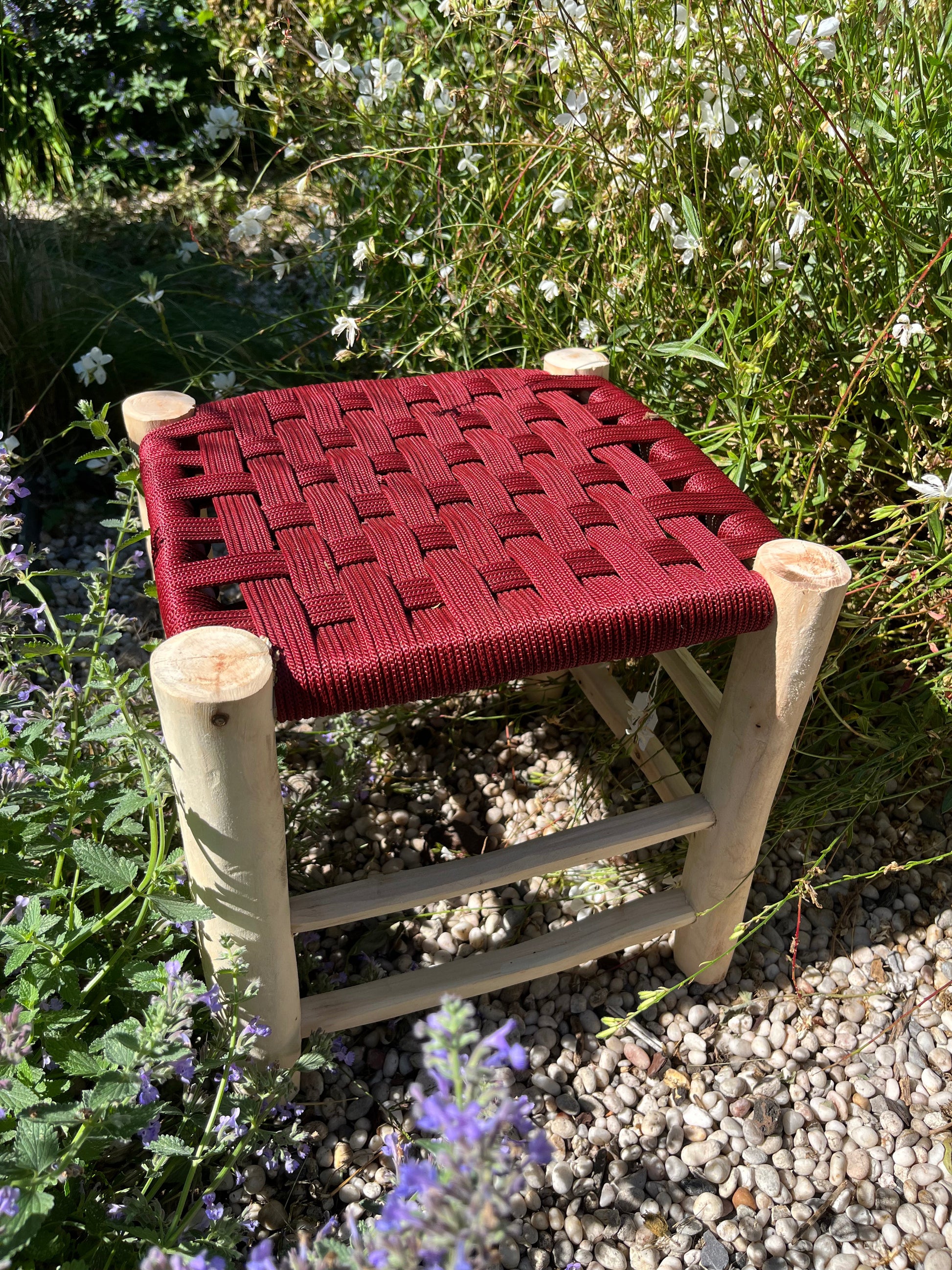 Tabouret en coton macramé bordeaux 30 cm et bois d'eucalyptus, fait main au Maroc