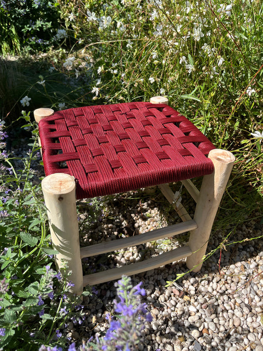 Tabouret en coton macramé bordeaux 30 cm et bois d'eucalyptus, fait main au Maroc