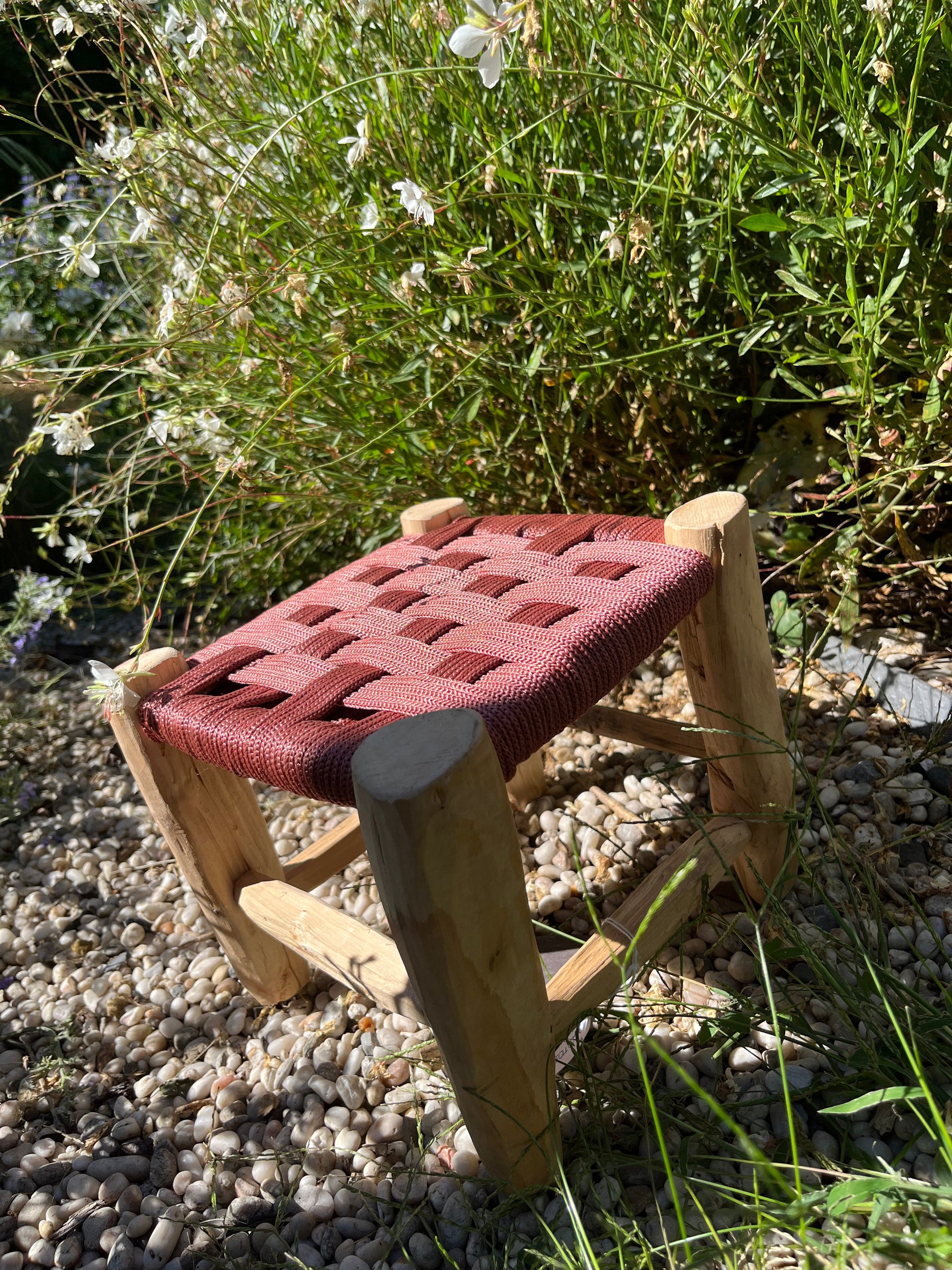 Tabouret en coton macramé framboise 20 cm et bois d'eucalyptus, fait main au Maroc