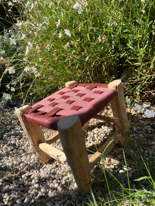Tabouret en coton macramé framboise 20 cm et bois d'eucalyptus, fait main au Maroc
